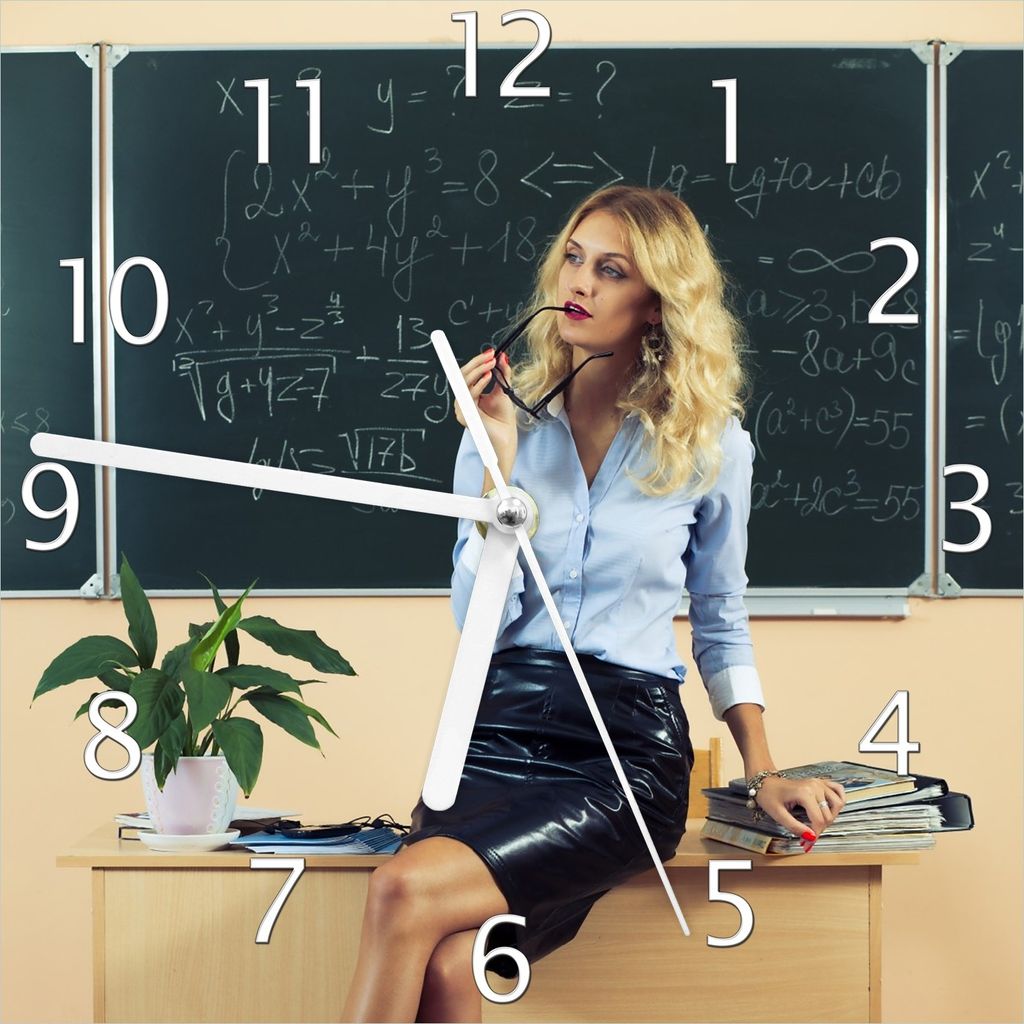 Wallario Design Wanduhr Sexy blonde Lehrerin in Schule vor Tafel mit langen Beinen und Brille aus Echtglas, Größe 20 x 20 cm