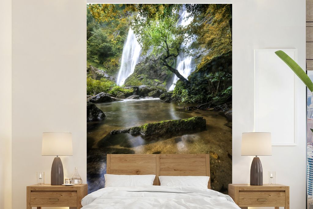 MuchoWow Fototapete für Wohnzimmer oder Schlafzimmer Wandtapete Vinyl Motivtapete Ein ruhiger Bach neben dem tosenden Wasserfall im Klong Lan Na...