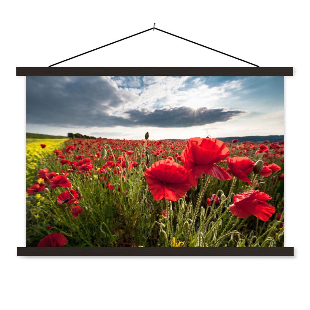 MuchoWow Textilposter Mohnblumen vor einem dramatischen, stürmischen Himmel 150x100 cm mit schwarzem Rahmen - Schlafzimmer