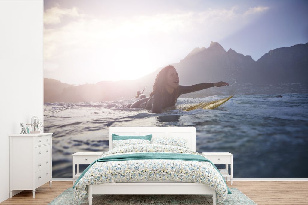 MuchoWow Fototapete für Wohnzimmer oder Schlafzimmer Wandtapete Vinyl Motivtapete Surferin paddelt - 420x280 cm - Zimmer für Kinder