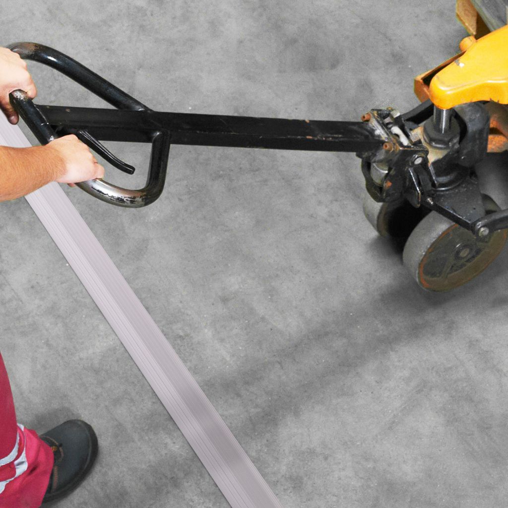 QUEST Kabelkanal 10x80mm, 2m, PVC Kabelbrücke Boden, Stolperschutz, 3 Kanäle, Trapezförmig, Zuschneidbar , grau