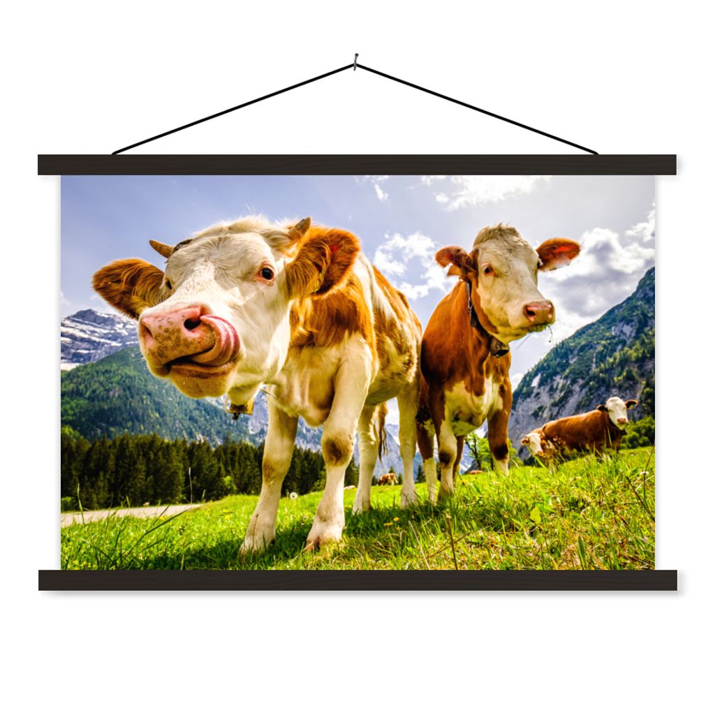 MuchoWow Textilposter Kühe - Berge - Gras - Landschaft - Alpen 120x80 cm mit schwarzem Rahmen - Wanddeko