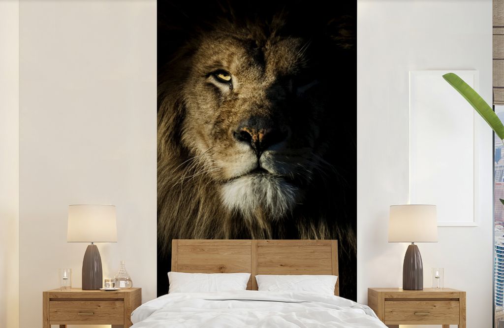 MuchoWow Fototapete für Wohnzimmer oder Schlafzimmer Wandtapete Vinyl Motivtapete Löwe - Licht - Schwarz - 120x240 cm - Hintergrundbild
