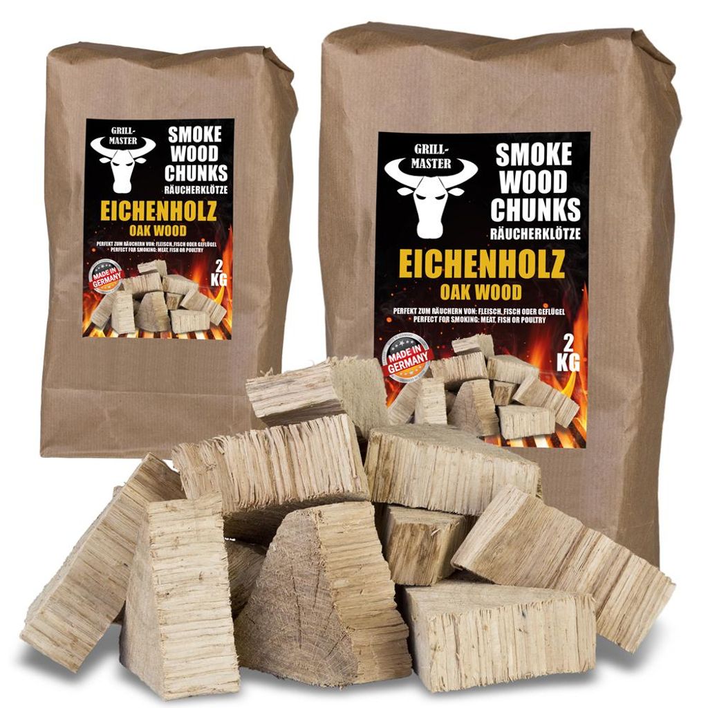 2 braune Papiersäcke mit Label 'Smoke wood chunks Eichenholz 2 kg' davor stapel chunks