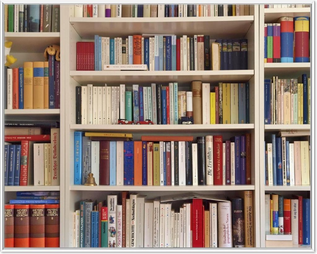 Wallario Wandbild Weißes Bücherregal mit unterschiedlichen Büchern, Größe: 40,30 x 50,30 cm, Poster mit weißem Aluminiumrahmen