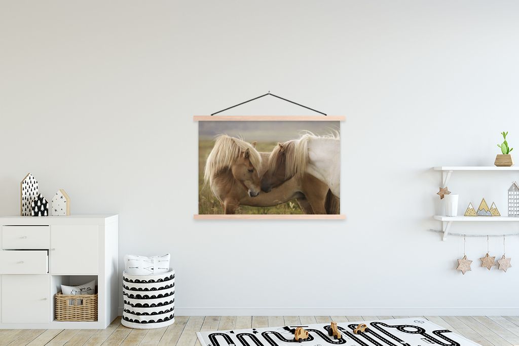 MuchoWow Textilposter Pferde - Gras - Braun 120x80 cm mit holzfarbenen Rahmen - Aufhängeset