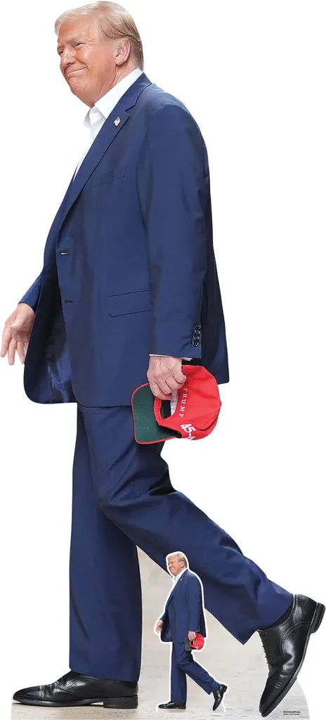 Cartonato Donald Trump Walks 197cm | Decorazione Premium per Interni