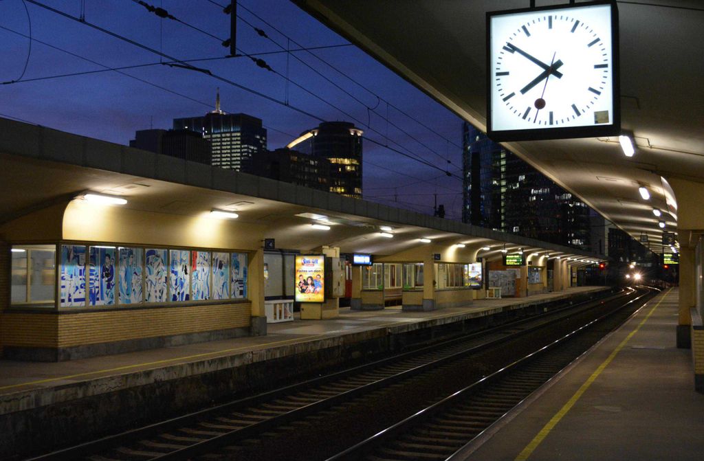 hansepuzzle 14173 - Bahnhof bei Nacht Puzzle, 500 Teile, Orte, 46,0 x 30,0cm mit hochwertiger Aufbewahrung, Kartonbox & Beutel
