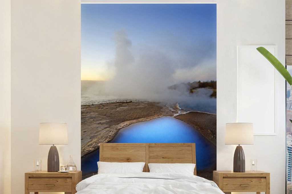 MuchoWow Fototapete für Wohnzimmer oder Schlafzimmer Wandtapete Vinyl Motivtapete Luftaufnahme des Geysirs in Island mit leuchtend blauem Wasser...