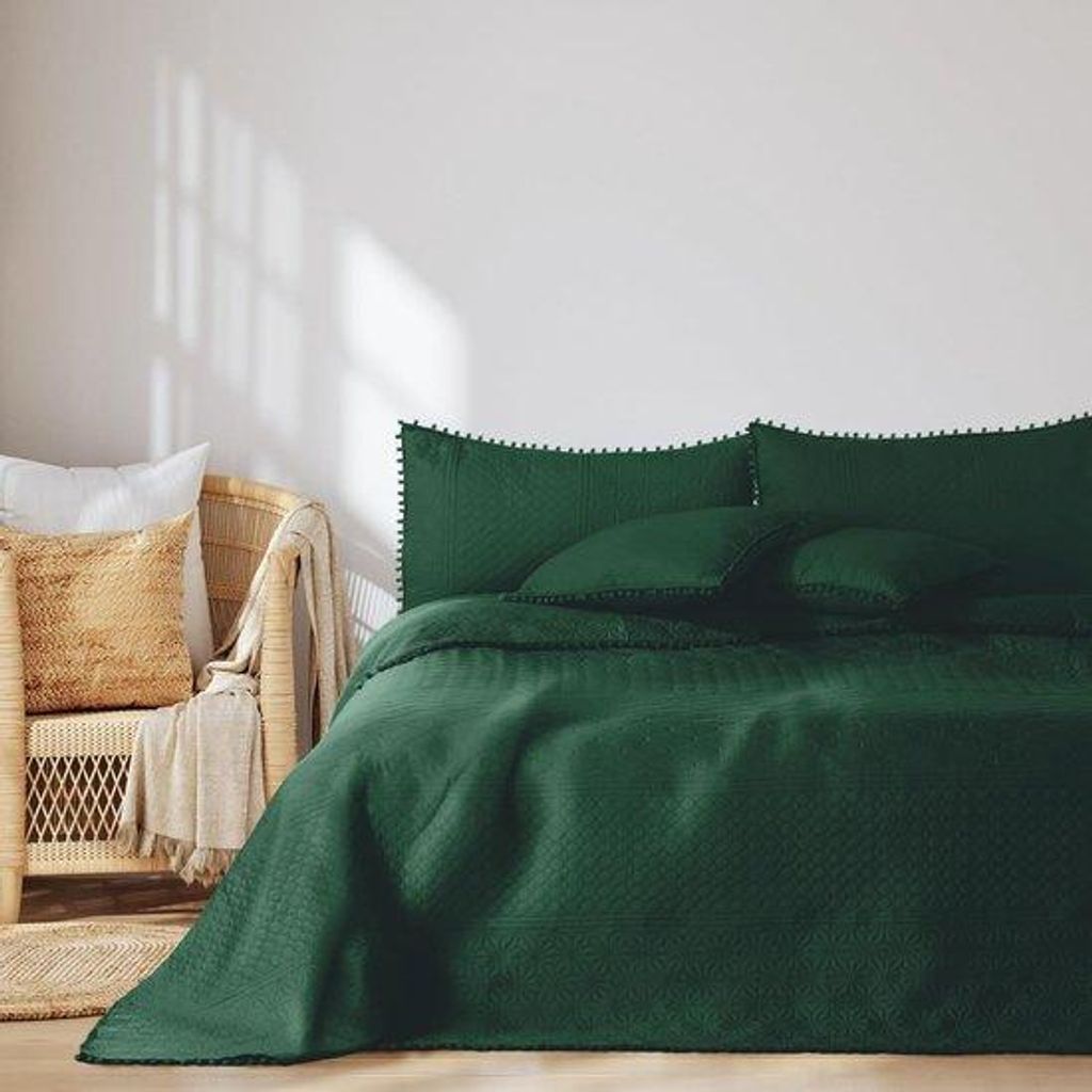 Famanu Sprei mit Pompons 240x260 cm dunkelgrün - doppelseitige Bettdecke aus weichem Polyester