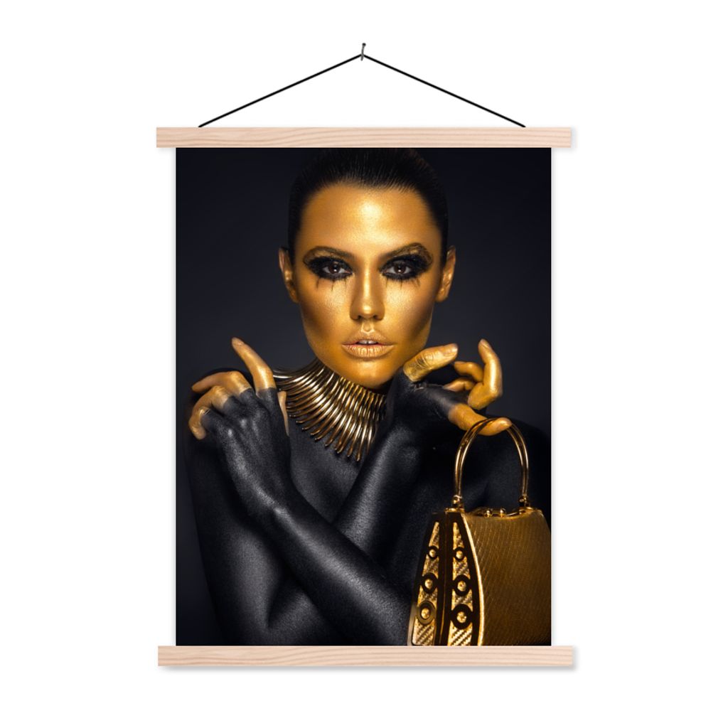 MuchoWow Textilposter Make-up - Tasche - Gold - Luxus - Frau 60x80 cm mit holzfarbenen Rahmen - Wandbild