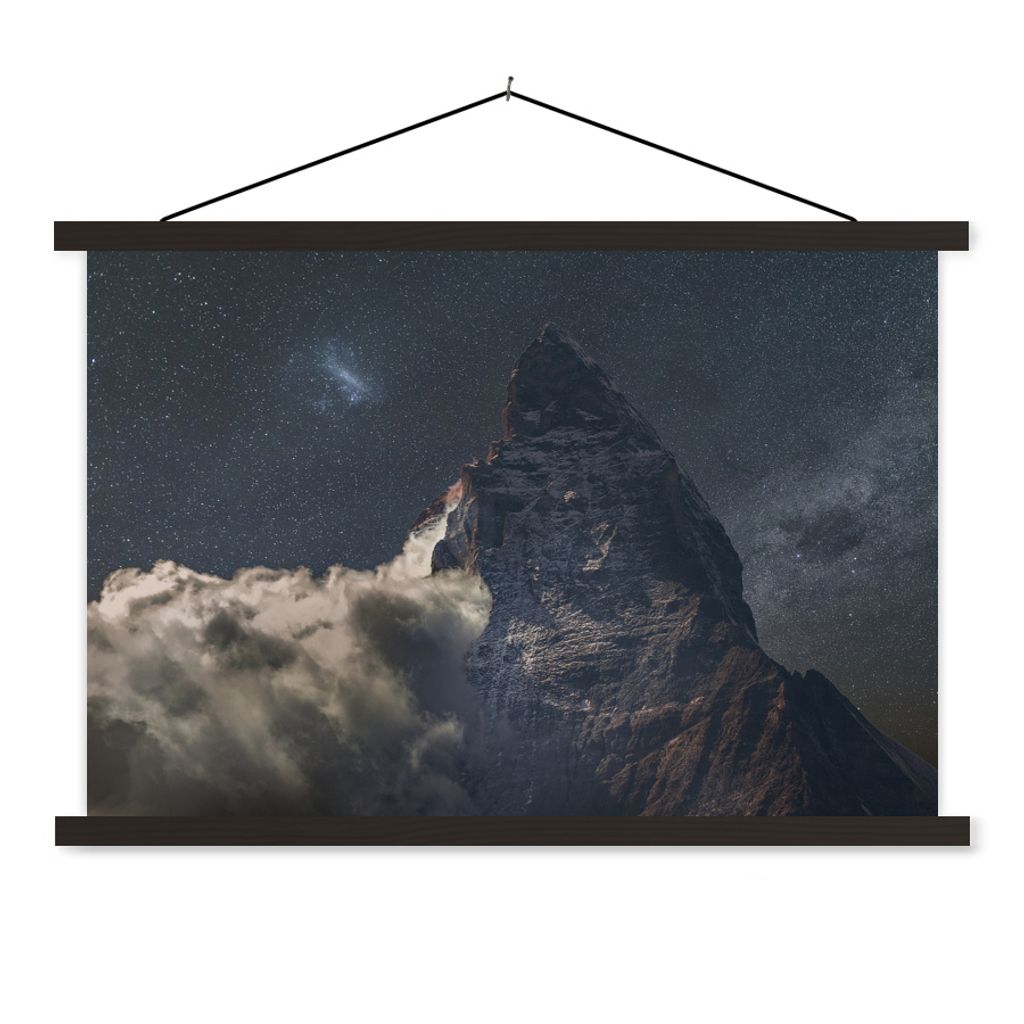 MuchoWow Textilposter Niedrige Wolke in der Nähe von Matterhorn unter Nachthimmel in der Nähe von Wallis in der Schweiz 90x60 cm mit schwarzem ...