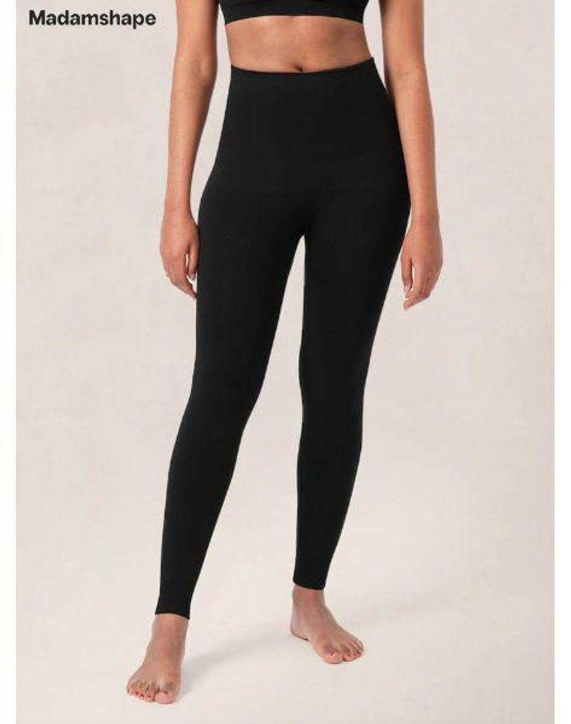 Schwarze High-Waist-Leggings, von einer Person getragen, kombiniert mit einem schwarzen Sport-BH, von vorne gezeigt