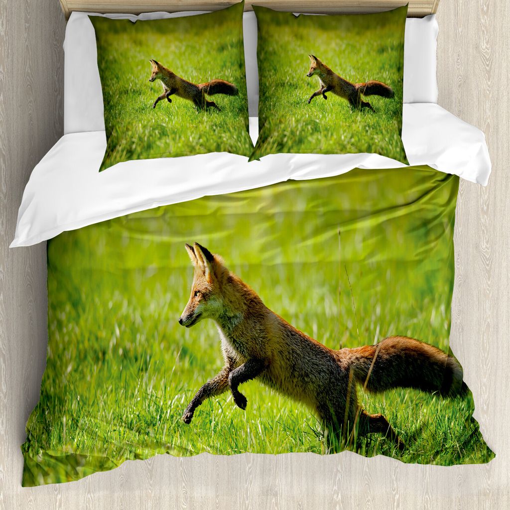 ABAKUHAUS Fuchs Bettbezug, Springen Tier frisches Gras, Milbensicher Allergiker geeignet mit Kissenbezügen, 155 cm x 220 cm - 80 x 80 cm, Grün Braun