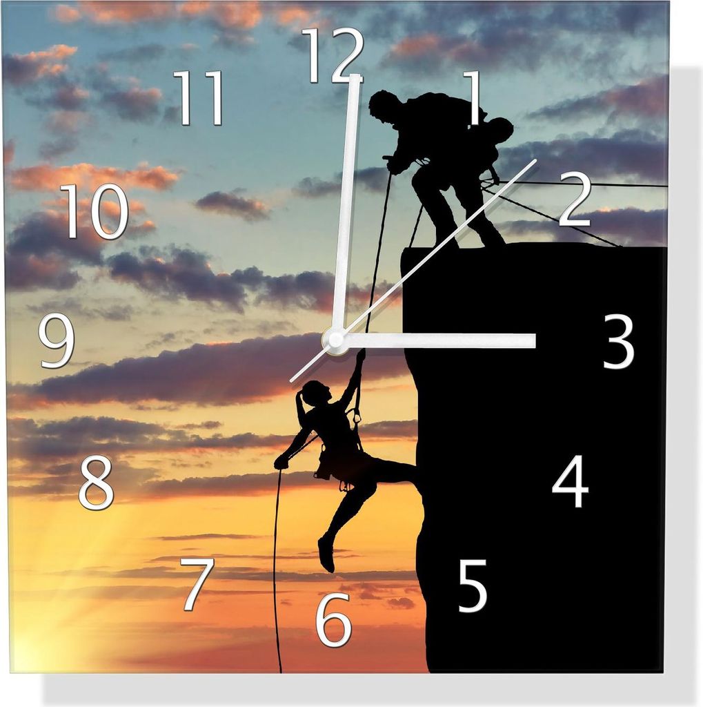 Wallario Design Wanduhr Gemeinsam zum Gipfel aus Echtglas, Größe 30 x 30 cm