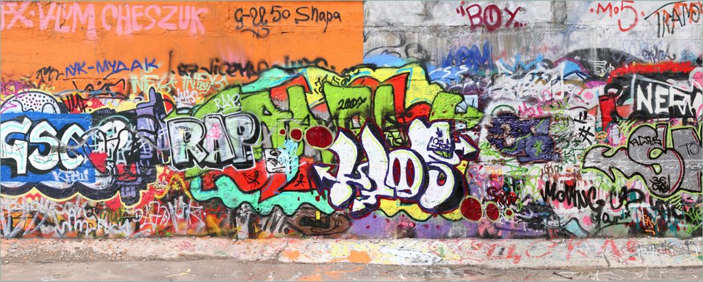 Wallario Poster - RAP-Graffiti- Wand mit verschiedenen Tags, Kunstdruck Größe: 50 x 125 cm