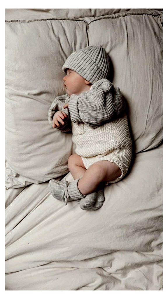 Geschenkset für Neugeborene, 2-teilig, Strickset mit Babymütze und Babyschuhen, Ideal als Geburtsgeschenk mit Stoffbeutel, 100% Baumwolle