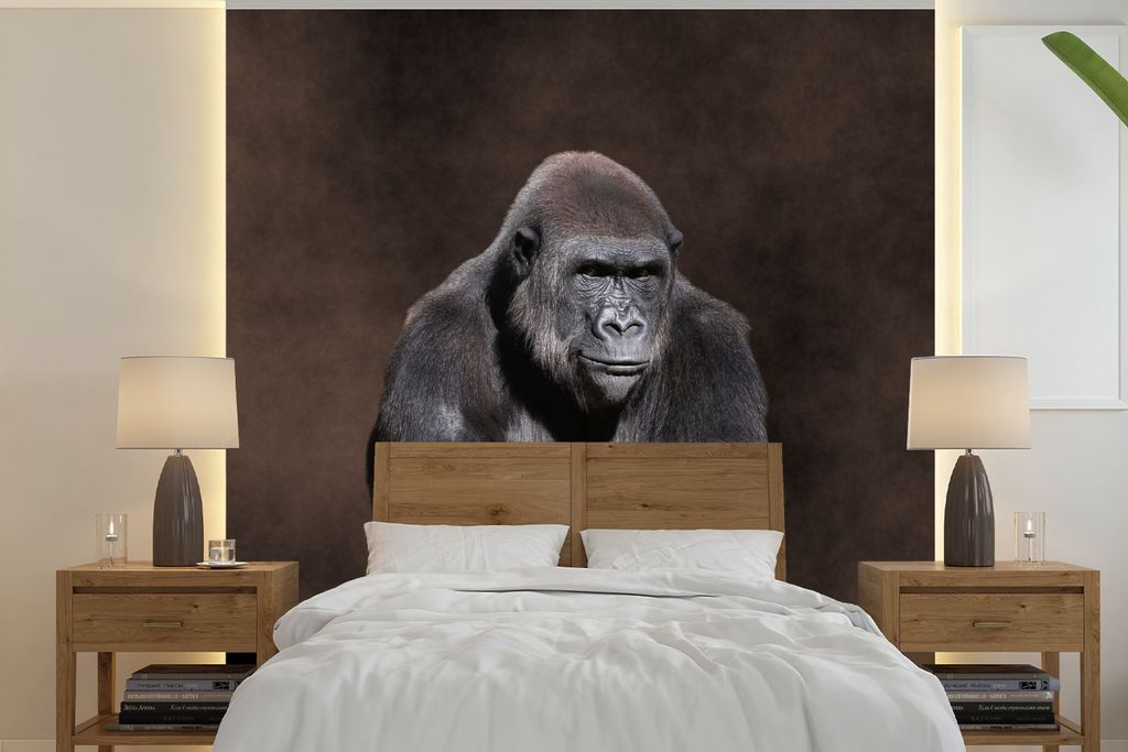 MuchoWow Fototapete für Wohnzimmer oder Schlafzimmer Wandtapete Vinyl Motivtapete Ein Porträt eines Gorillas mit gekreuzten Händen - 350x350 c...