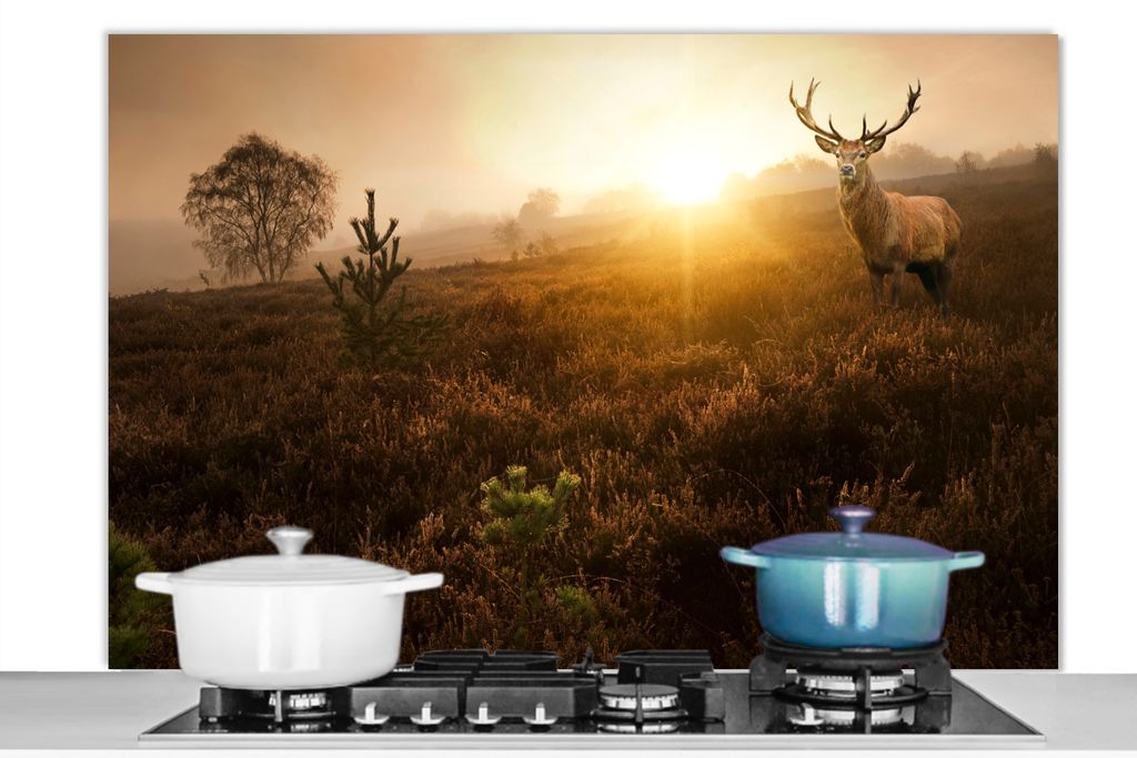 KitchenYeah Spritzschutz Küche - Küchenrückwand - Wandschutz für Herd und Spüle - Hirsche - Nebel - Sonnenuntergang 120x80 - Alu-Dibond (Alt...