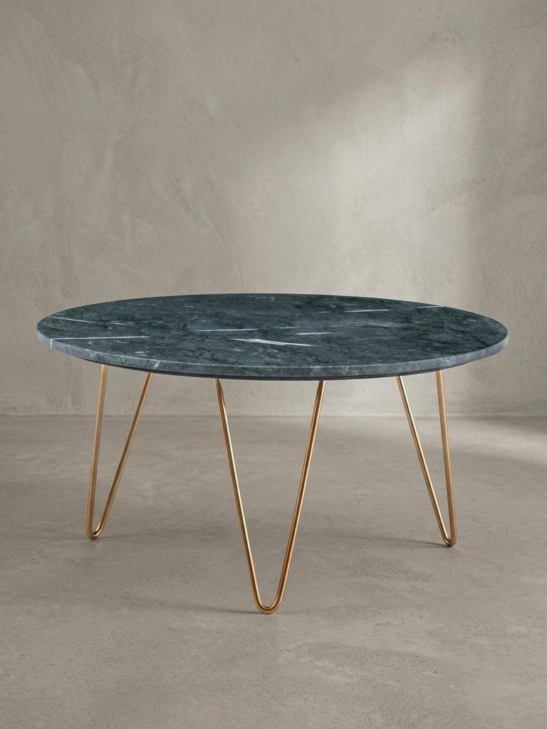 Dreiviertelansicht des Designer-Couchtisches, die die elegante Verbindung der goldenen Metallbeine mit der massiven, grünen Marmorplatte hervorhebt._#sku_SAFWL7.211#