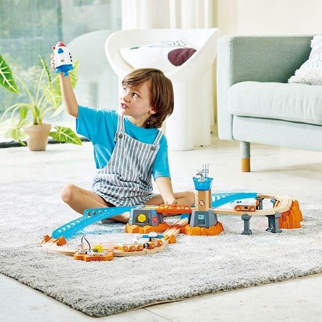 Hape Mars Launch Rail Spielzeugzug mit Glow-in-the-Dark Produktbild 