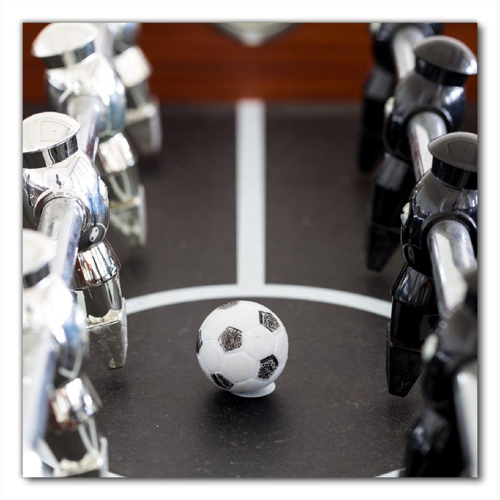 Wallario selbstklebende Möbelfolie/ Tischdecke für Innen und Außen, Größe: 80 x 80 cm - Kicker-Tisch in Nahaufnahme - Ball in der Mitte