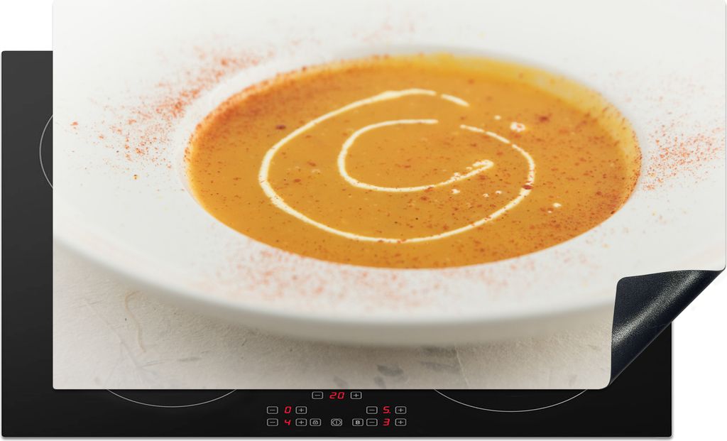 KitchenYeah Herdabdeckplatte Kürbissuppe im weißen Teller mit Cayennepfeffer bestreut , 91x52cm, Küche Deko, Glaskeramikfeld Herdabdeckung, Ab...