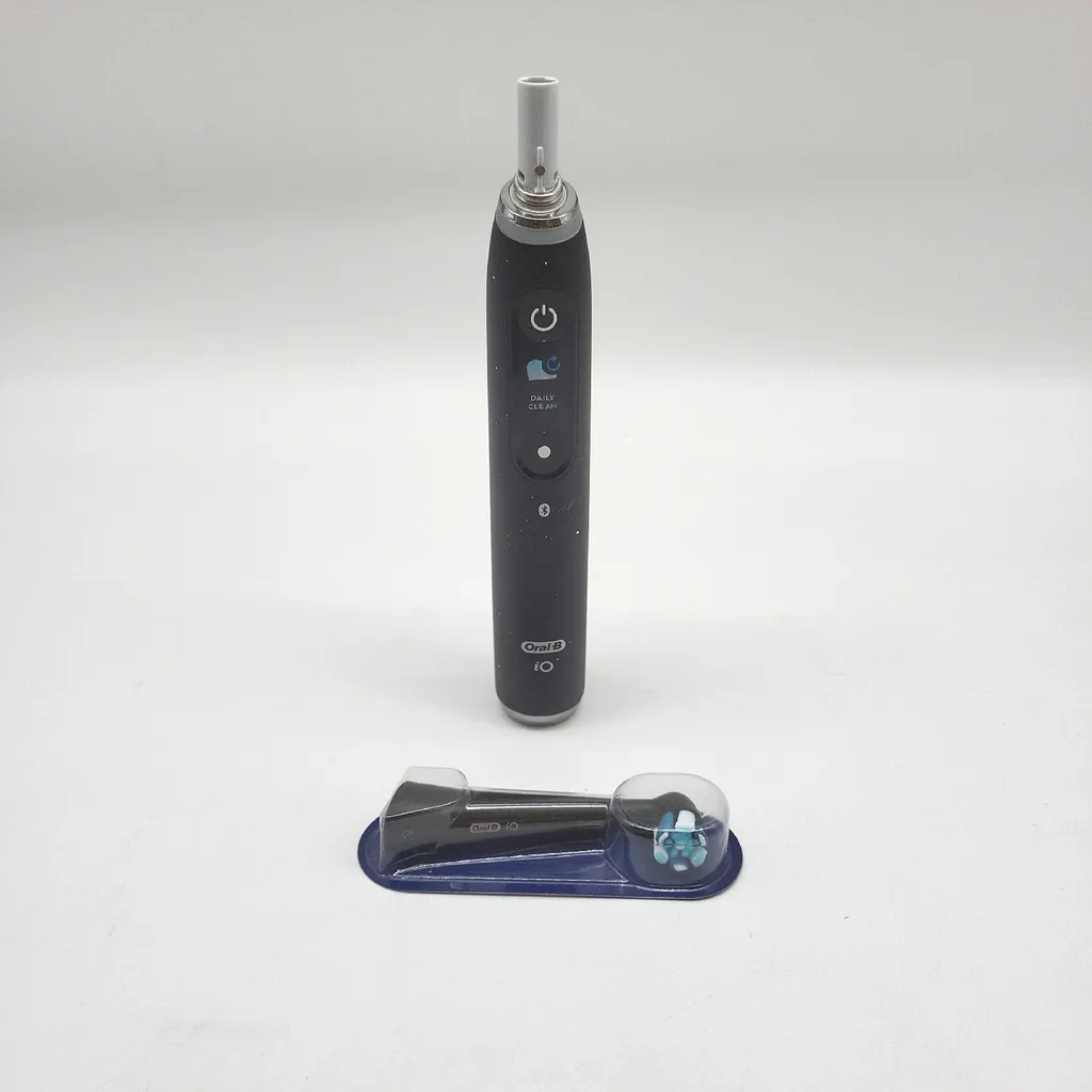 Brosse à dents magnétique Oral-B iO 10 contre la plaque dentaire
