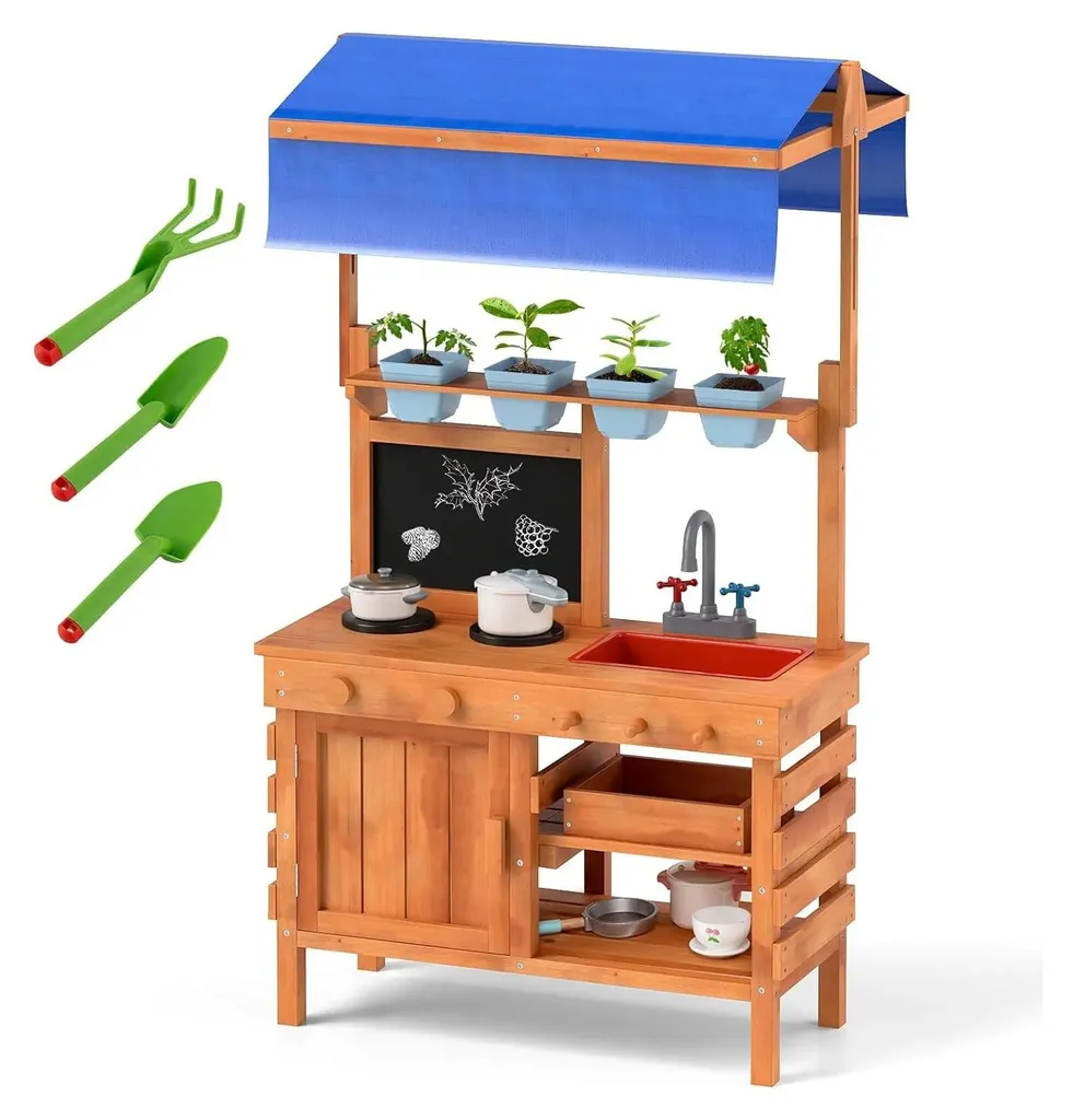 Cuisine extérieure enfant pour jouer au jardin à l'ombre du toit bleu