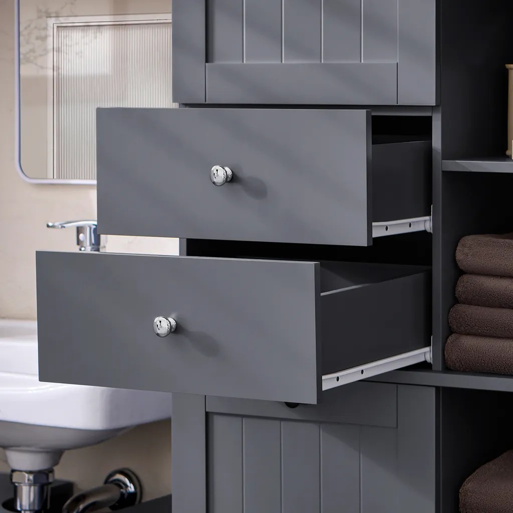 Solution rangement salle de bain étroite : armoire haute et bac à linge