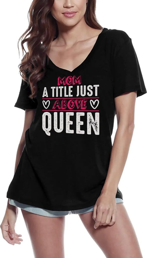 Damen Grafik T-Shirt V-Ausschnitt Mama, ein Titel direkt über der Königin – Mom A Title Just Above Queen – Öko-Verantwortlich Vintage Jahrga...