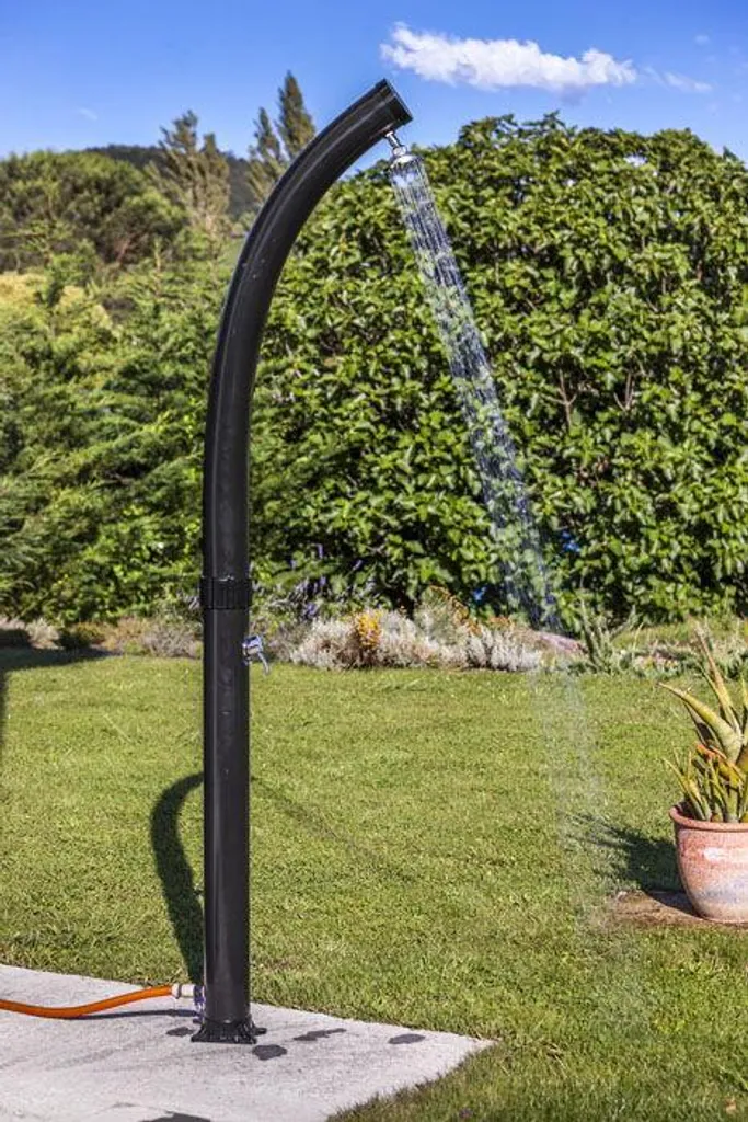 Douche solaire piscine 22L PVC noir courbée : eau chaude pour votre jardin