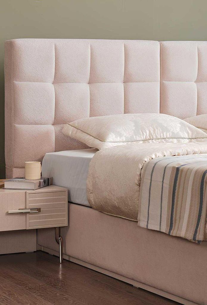 Lit élégant avec tête de lit moelleuse pour une chambre à Image du produit 