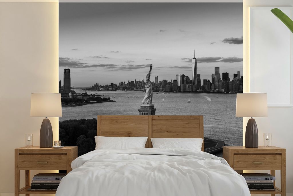 MuchoWow Fototapete für Wohnzimmer oder Schlafzimmer Wandtapete Vinyl Motivtapete Freiheitsstatue und Skyline von New York City - schwarz und we...