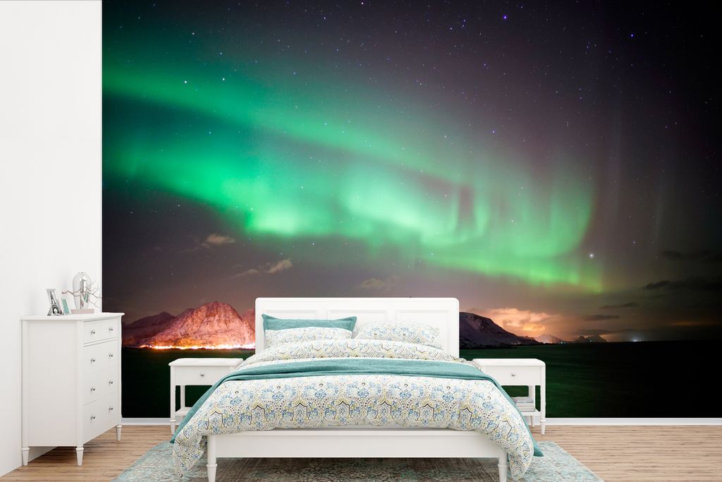 MuchoWow Fototapete für Wohnzimmer oder Schlafzimmer Wandtapete Vinyl Motivtapete Nordlichter - Grün - Insel - Norwegen - 525x350 cm - Das Hint...