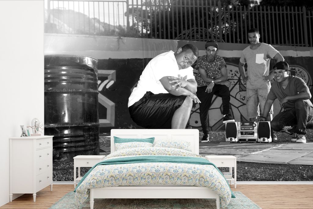 MuchoWow Fototapete für Wohnzimmer oder Schlafzimmer Wandtapete Vinyl Motivtapete Männliche Hip-Hop-Tänzer im Park - schwarz und weiß - 330x2...