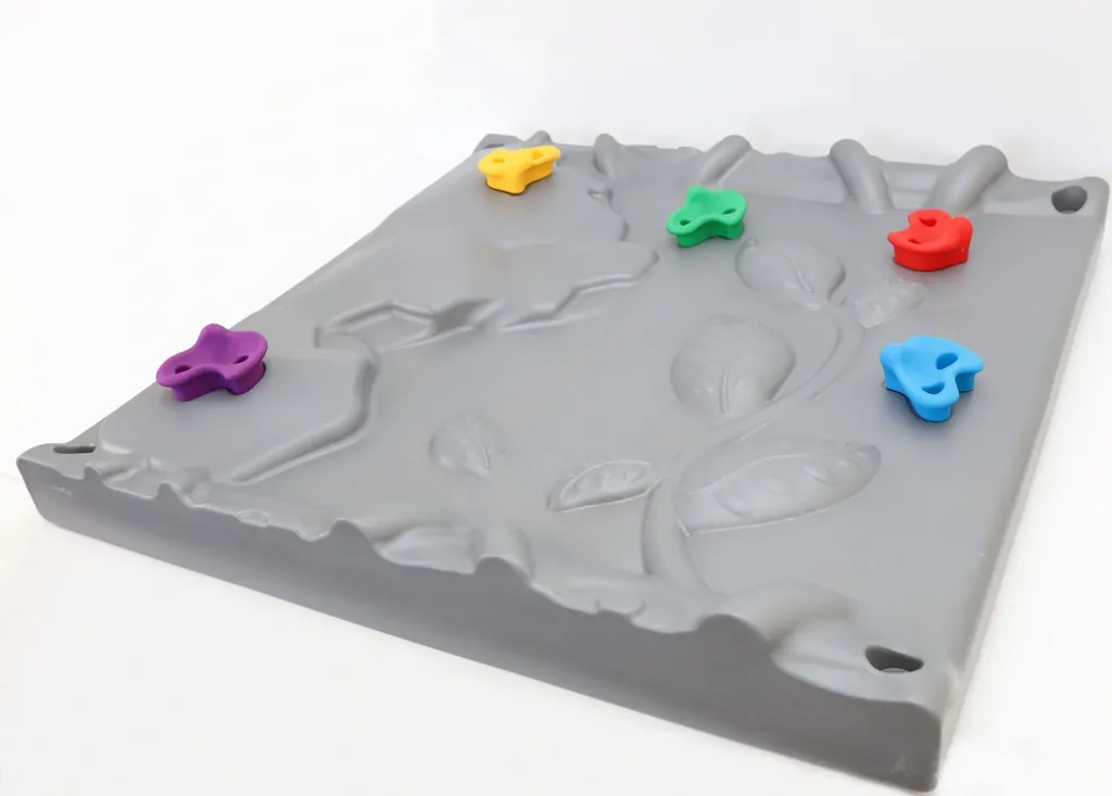Mur d'escalade gris plastique avec surface antidérapante et durable