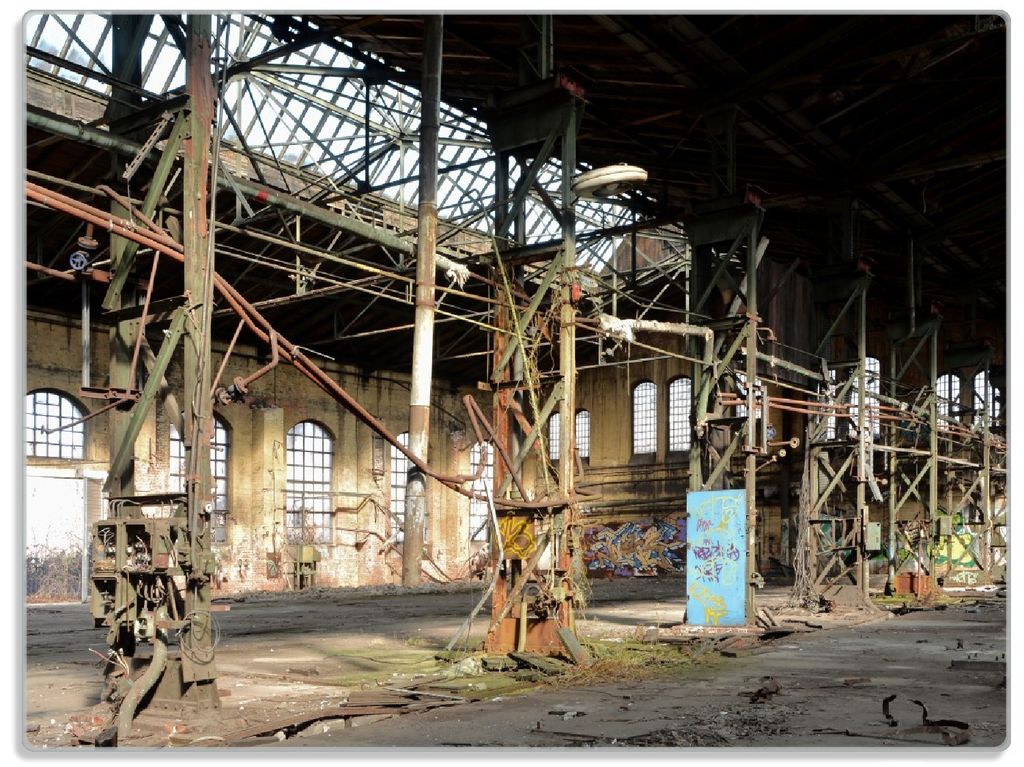 Wallario Glasunterlage, Schneidebrett aus Glas, Größe 30 x 40 cm, Motiv Verlassene Industriehalle - Alte Fabrik