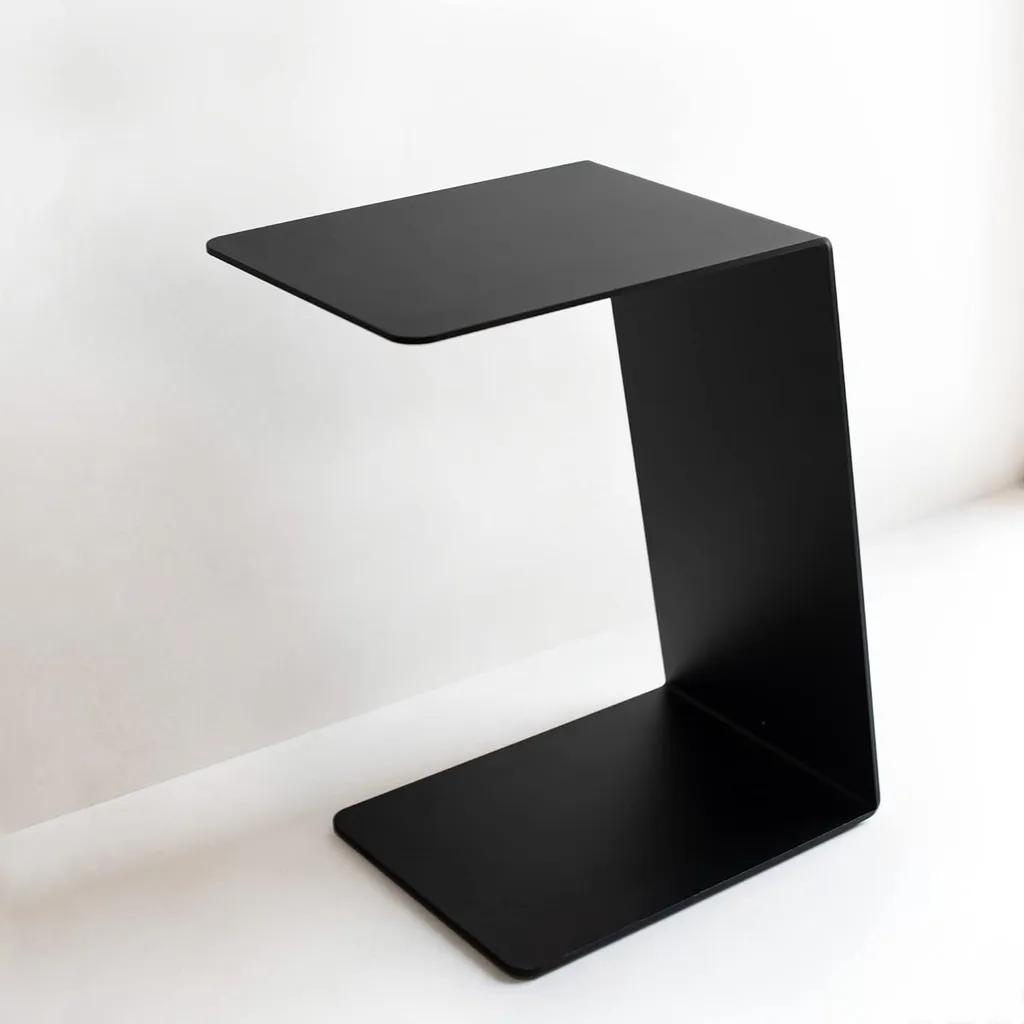 Table basse noire robuste en métal pour canapé, style industriel moderne