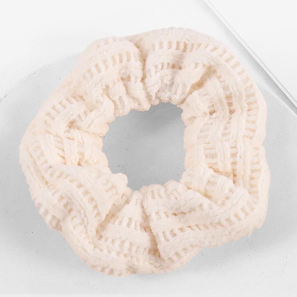 Klassischer Haargummi aus gestricktem Retro-Samt in Weiß
