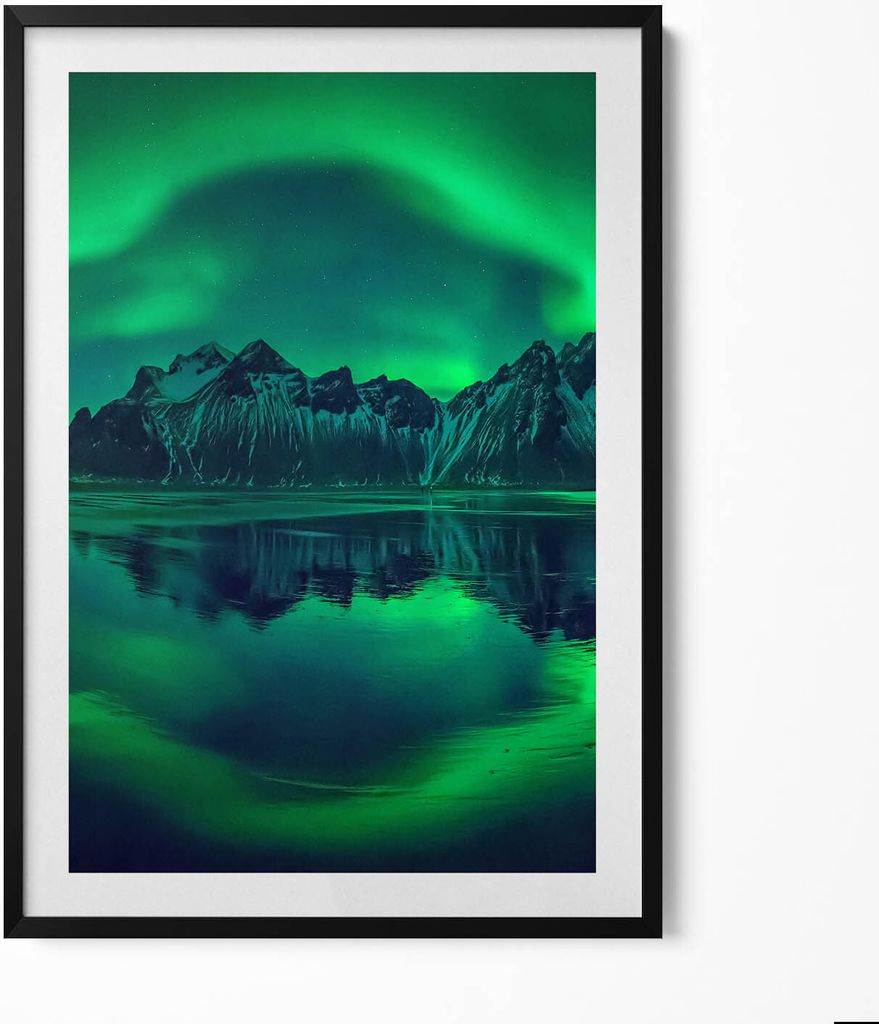 Aurora borealis - Spiegelbild– Wandbild mit Rahmen – Gerahmtes Bild – Wanddekoration – 70x100 cm – Schwarz Rahmen