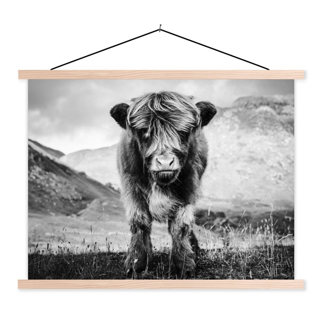MuchoWow Textilposter Schottischer Highlander - Berg - Schwarz - Weiß 120x90 cm mit holzfarbenen Rahmen - Magnetisch