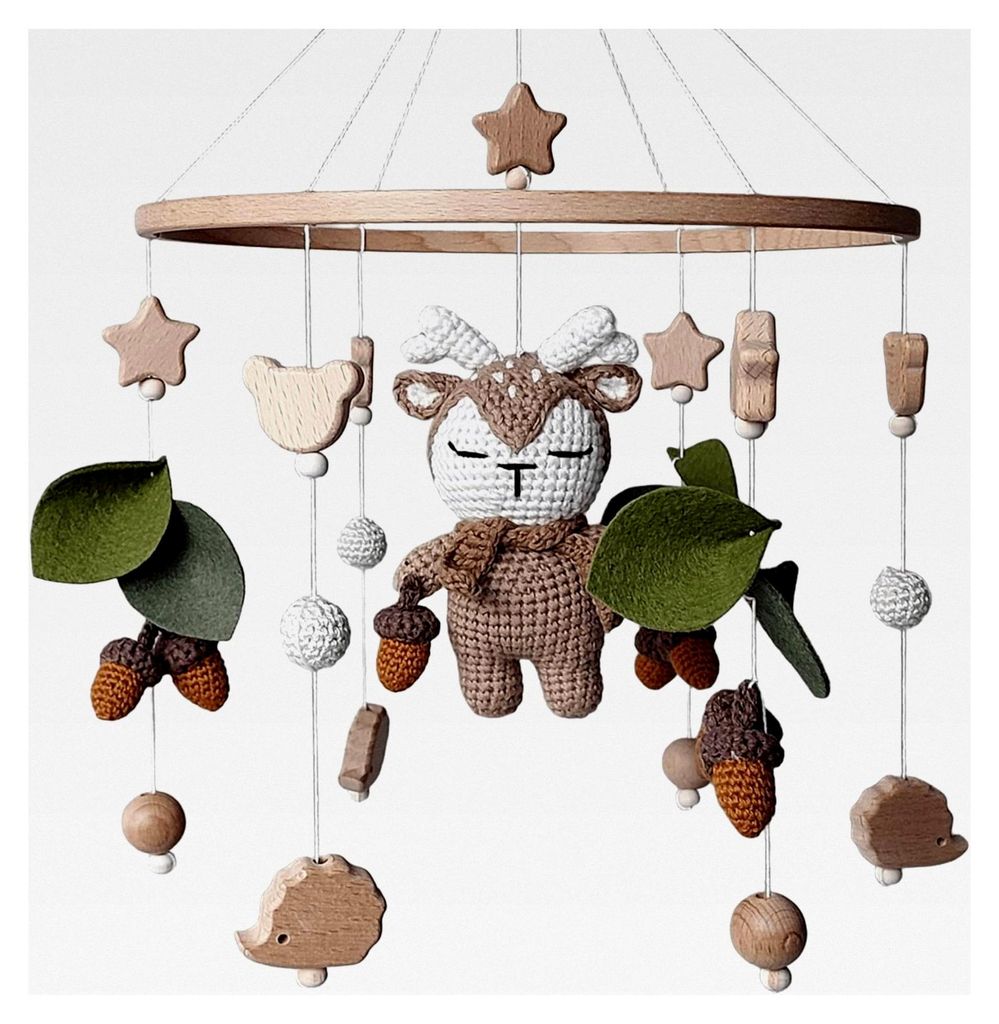 Handgefertigtes Baby-Mobile mit gehäkeltem Reh – Wald-Dekoration für das Kinderzimmer mit Holzperlen, Filzblättern und Eicheln – Natur-Mobil...