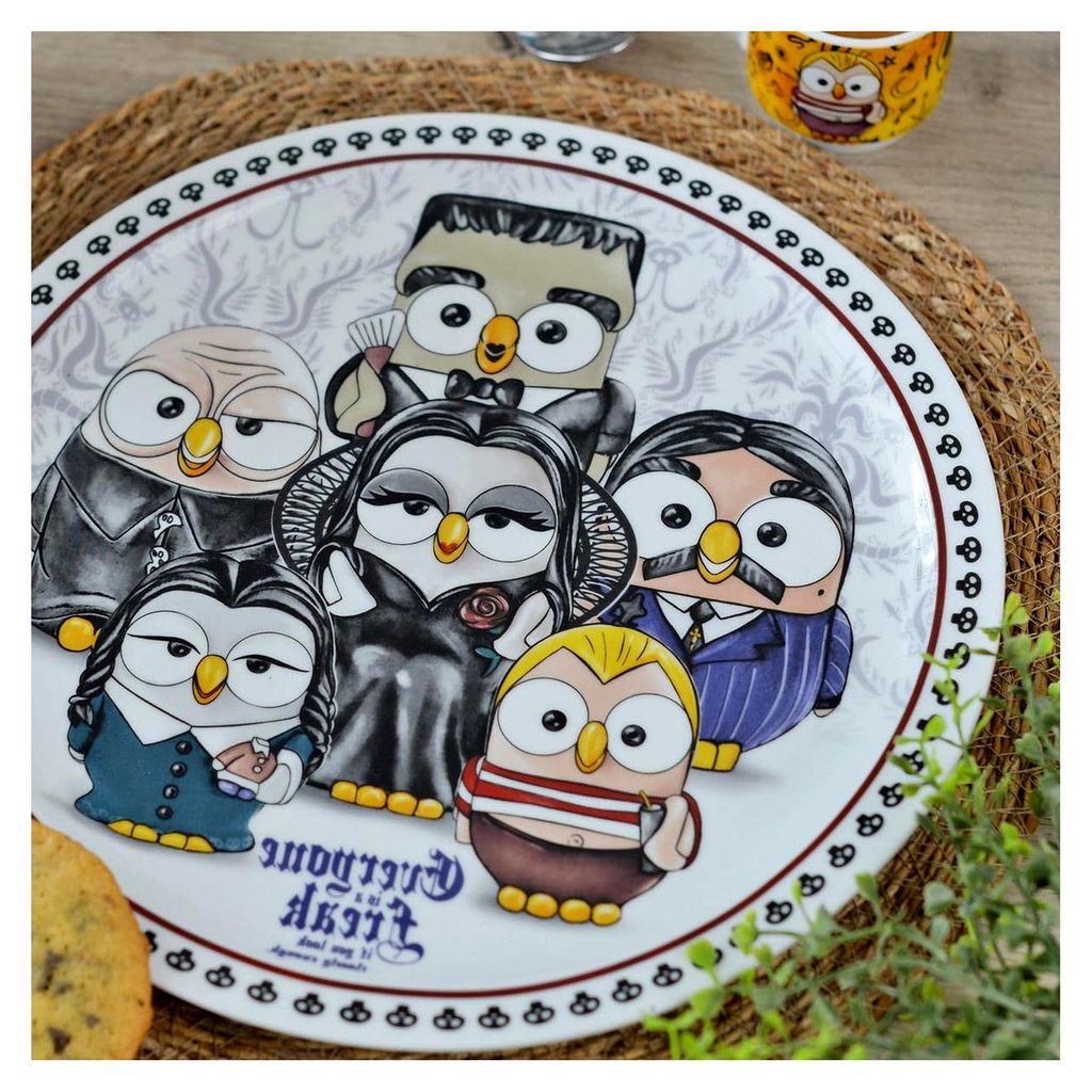 Pizzateller aus Porzellan der Addams Family