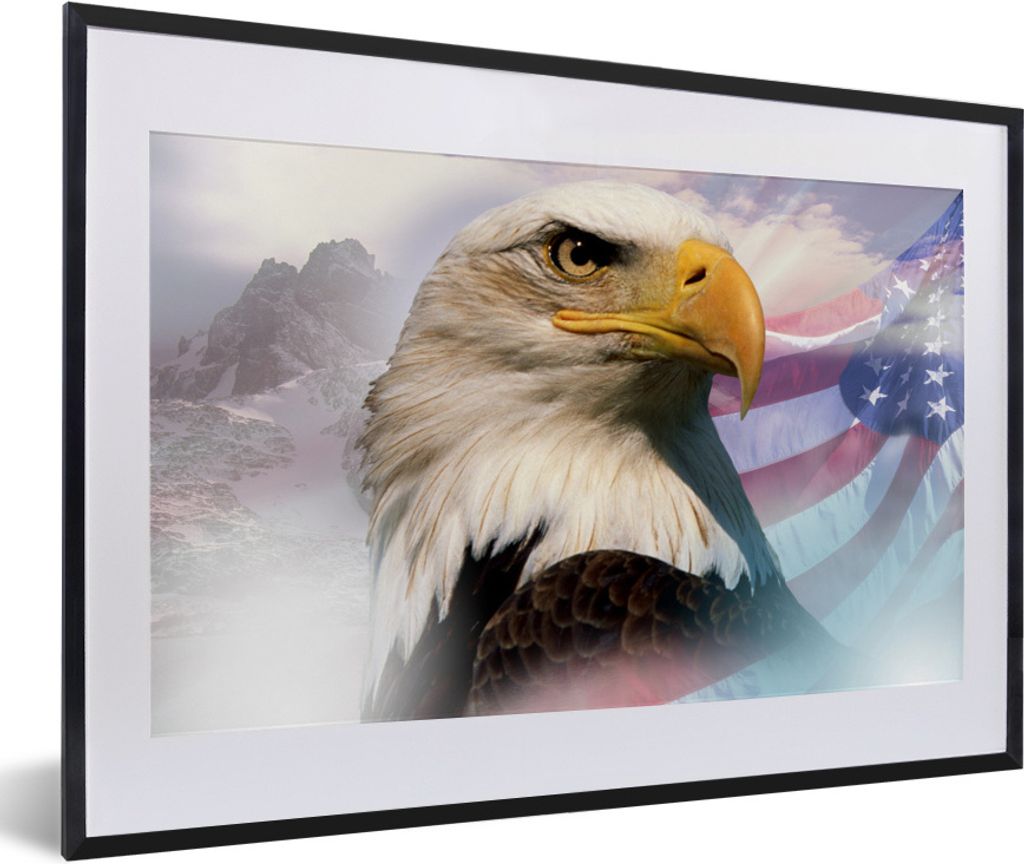 MuchoWow MuchoWow Gerahmtes Poster Ein amerikanischer Weißkopfseeadler mit einer amerikanischen Flagge und Bergen 60x40 cm - Poster mit zchwar...