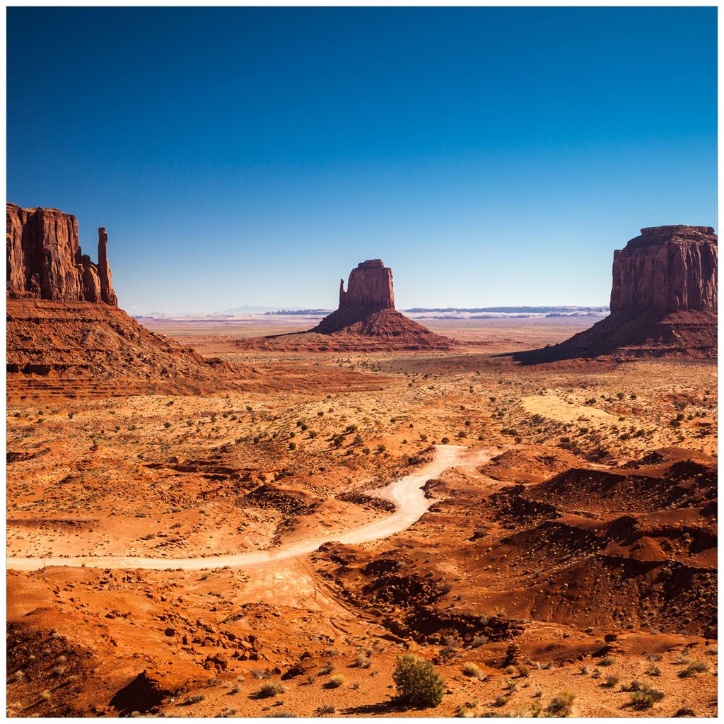 Wallario Premium Glasbild, freischwebende Optik, kräftige Farben, Größe 50 x 50 cm Motiv Monument Valley unter blauem Himmel