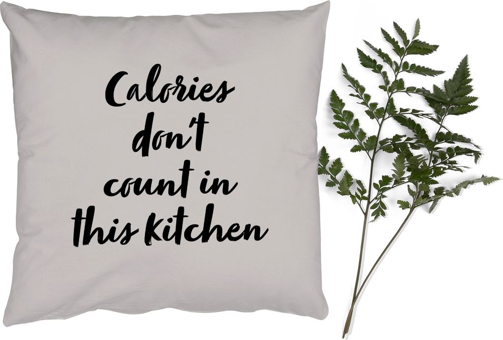 MuchoWow Zierkissen Sofakissen Wohnzimmer Dekokissen 60x60 cm Zitate - Kochen - Sprichwörter - In dieser Küche zählen die Kalorien nicht - Sit...