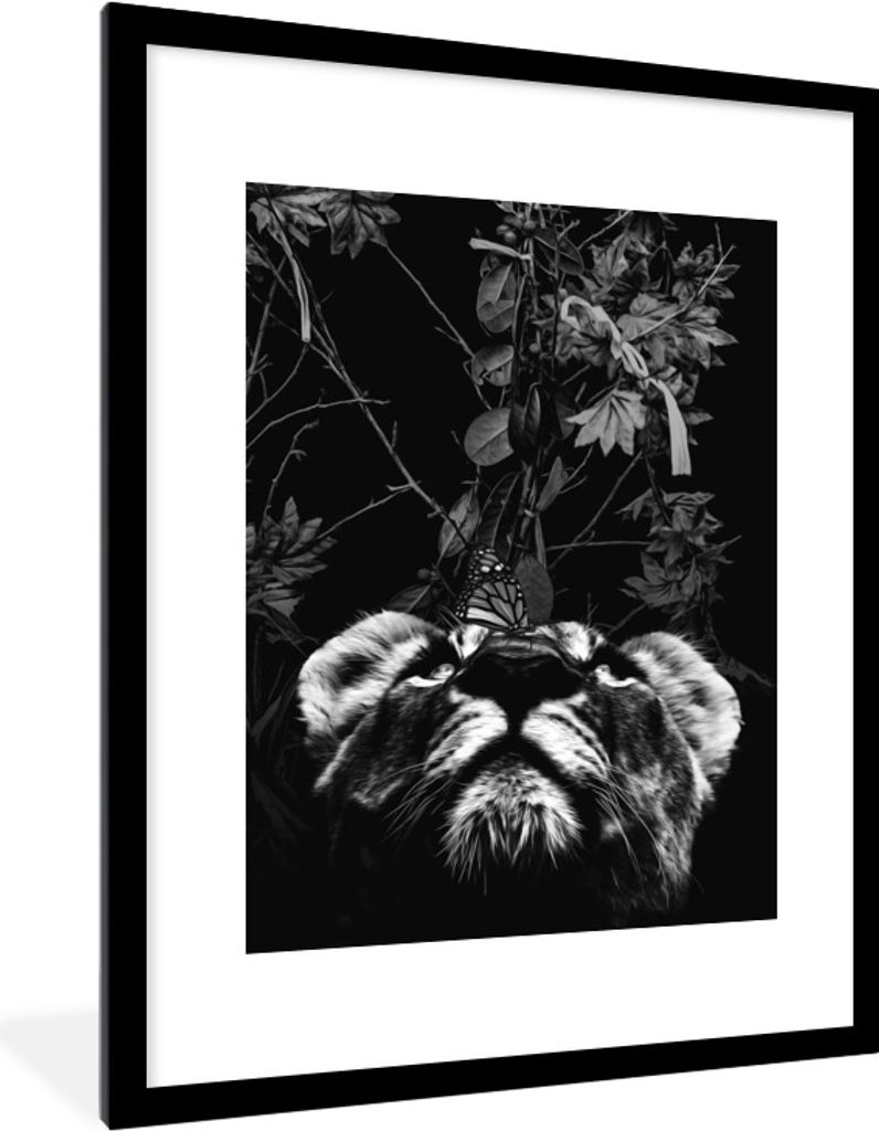 MuchoWow Gerahmtes Poster Ein Tiger mit einem Schmetterling auf der Nase und Blumen - schwarz und weiß 60x80 cm - Poster mit Schwarzem Bilderrah...