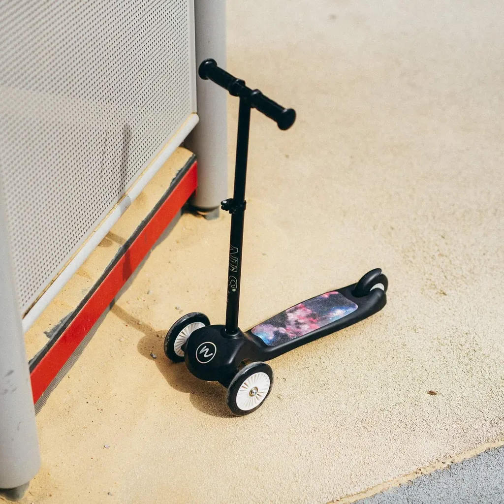 Trottinette spatiale enfant compacte pliable : fini l'encombrement