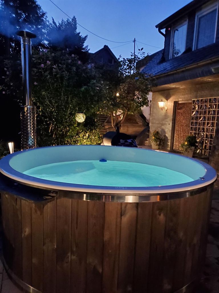 Badefass 200cm mit 30 KW Holzofen Hottube mit Abdeckung und Produktbild